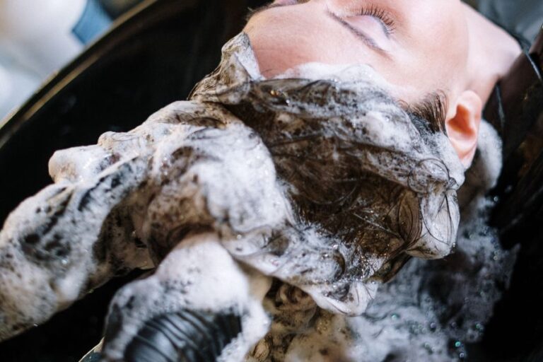 Mujer revisando la salud de su cabello